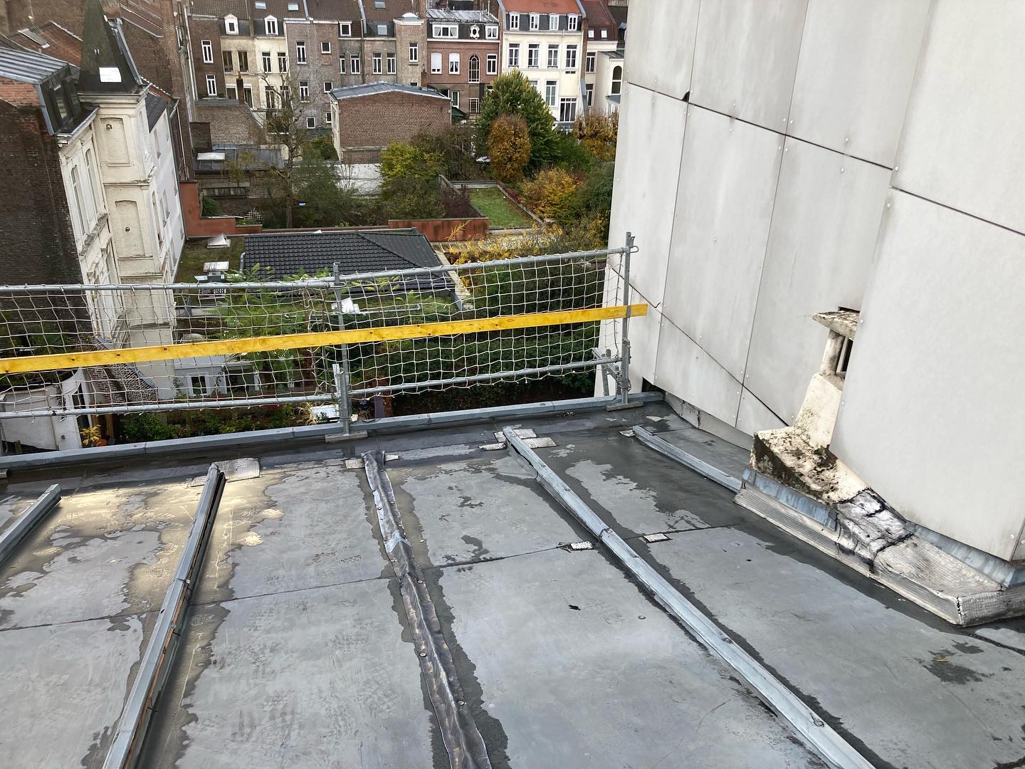 Rénovation d'une toiture en zinc à Lille. État du toit avant l'intervention d'Inter Cheminée Toiture.