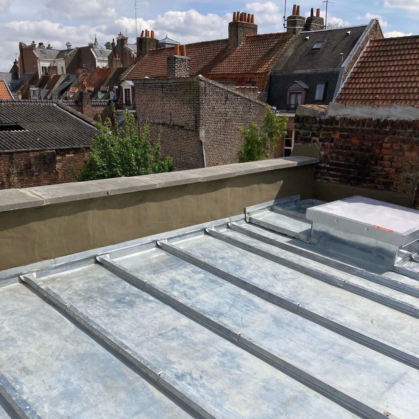 Terrasse à tasseaux en zinc à Lille rénovée par l'entreprise Inter Cheminée Toiture