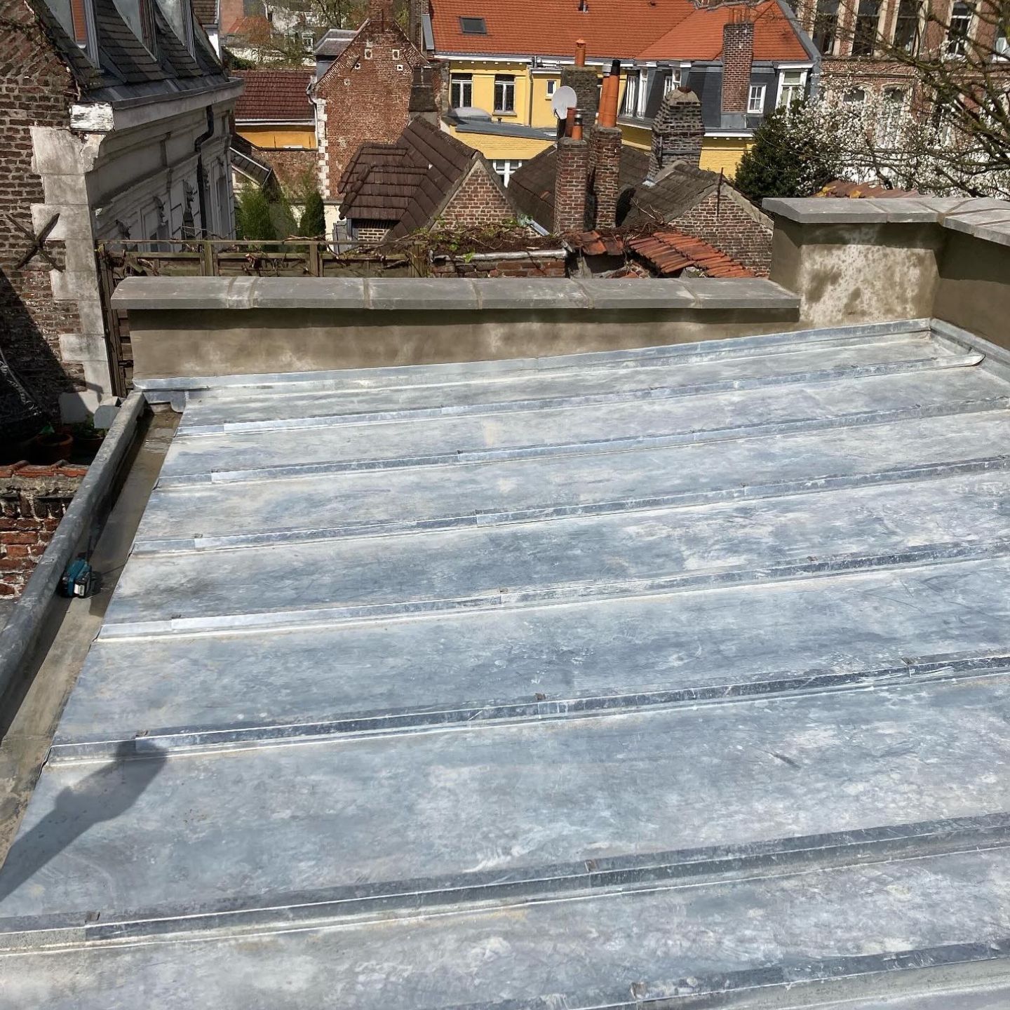 Terrasse à tasseaux en zinc à Lille rénovée par Inter Cheminée Toiture