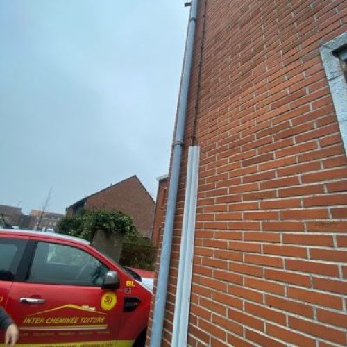 Descente d'eau zinc intercheminee toiture