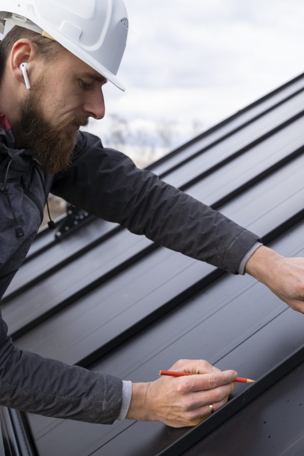 Couvreur en train de réparer une toiture à Calais
