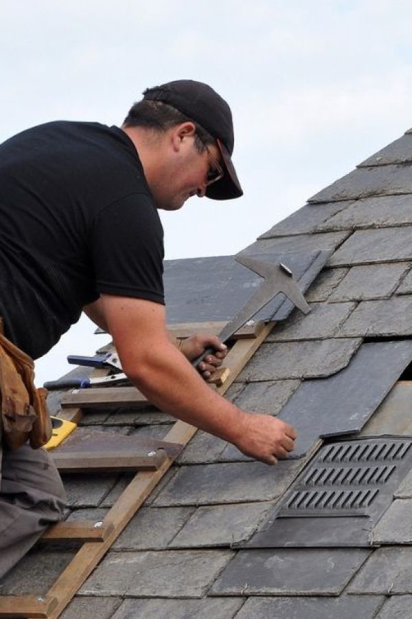 Couvreur en intervention sur une toiture à Lesquin
